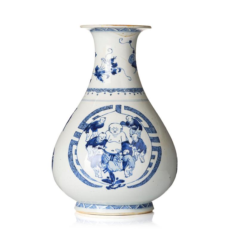 A blue and white 'Yuhuchunping' vase, Qing dynasty, 17th century.