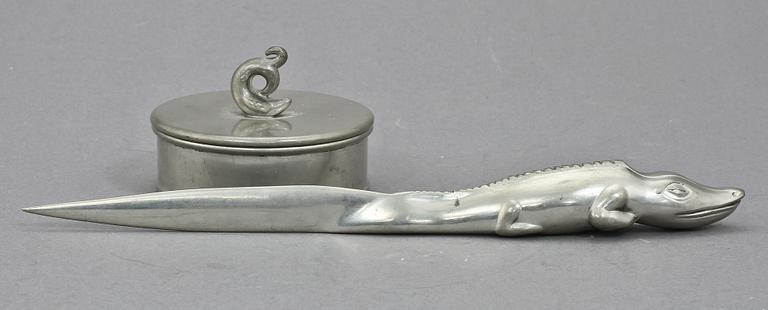 LOCKASK samt BREVKNIV, tenn, Firma Svenskt Tenn, 1925 resp 1980.