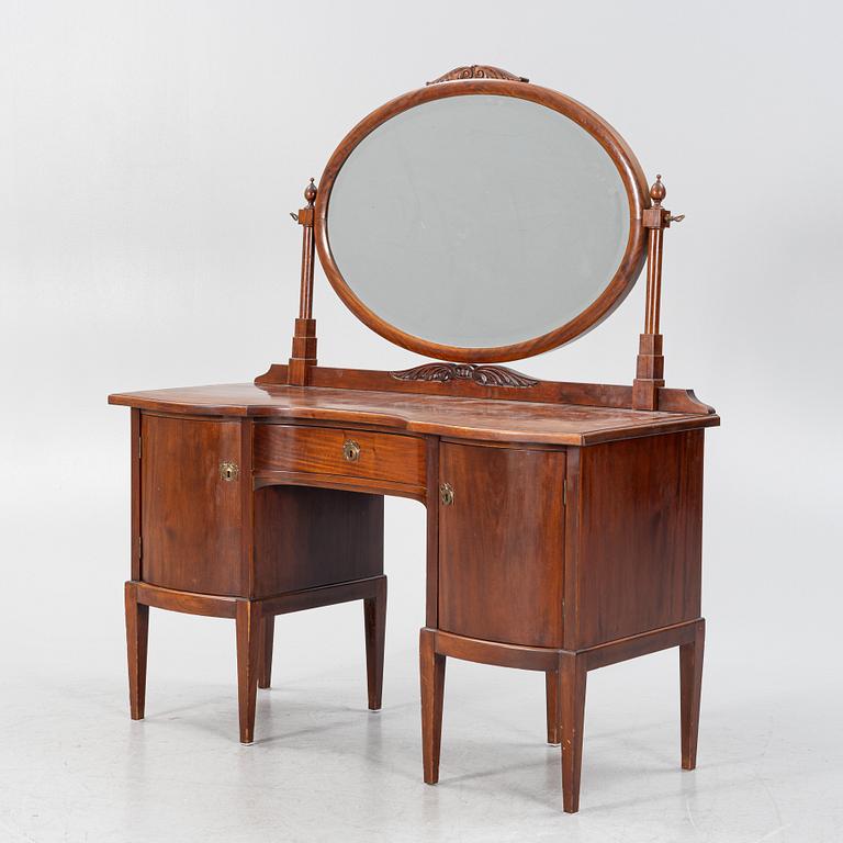 A mahogany veneered dressing table with a mirror, early 20th Century.