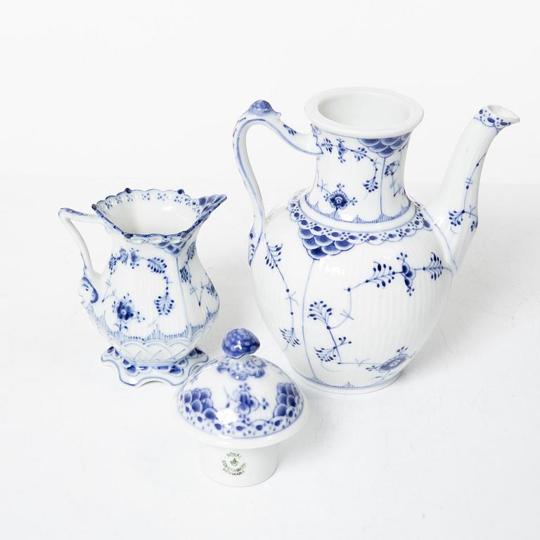 Mat- och kaffeservis, 65 delar, porslin, "Musselmalet", Royal Copenhagen, Danmark.