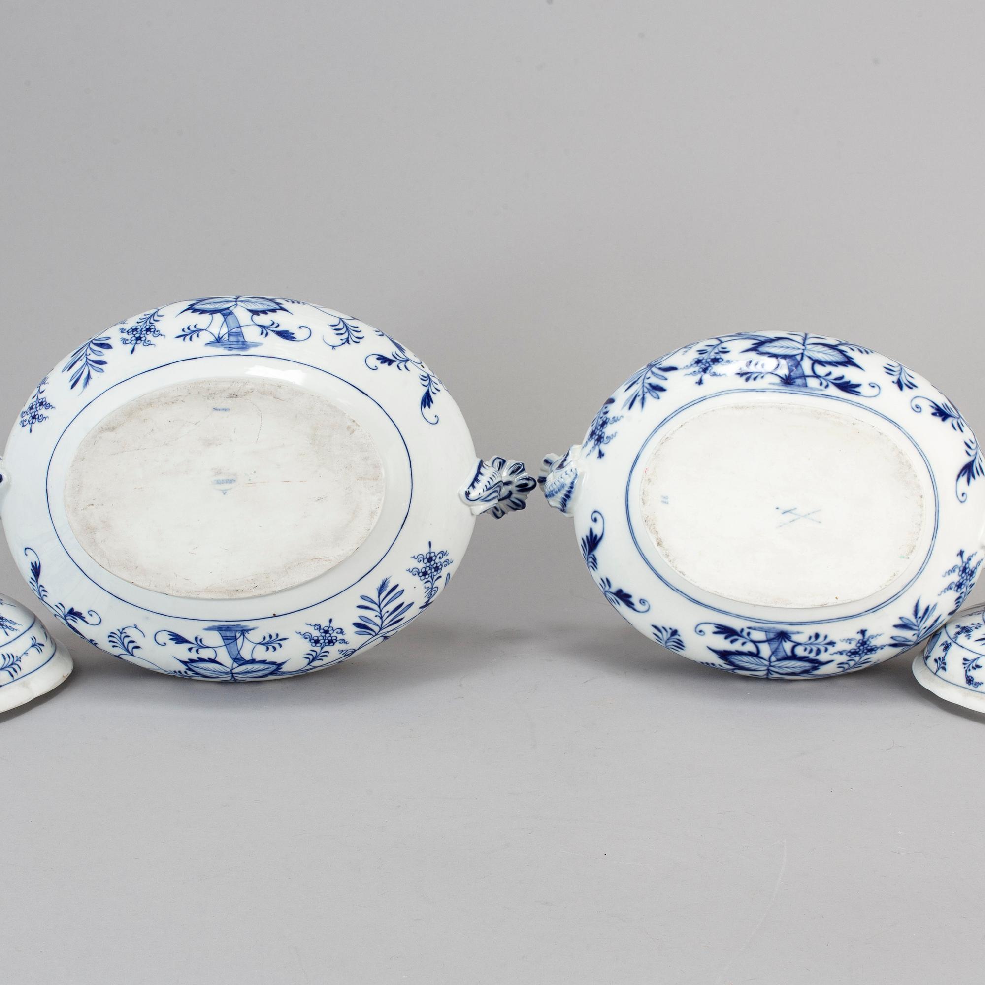 TERRINER med LOCK, 2 st, porslin. "Lökmönstret", Meissen, Tyskland, 1900-tal.