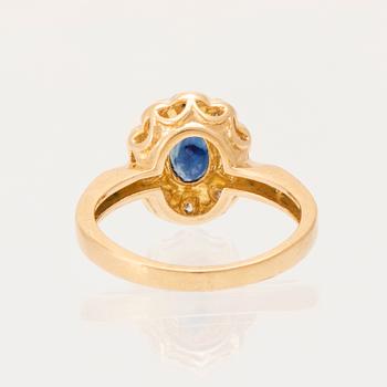 Ring 18K guld och oval fasetterad safir samt runda briljantslipade diamanter.