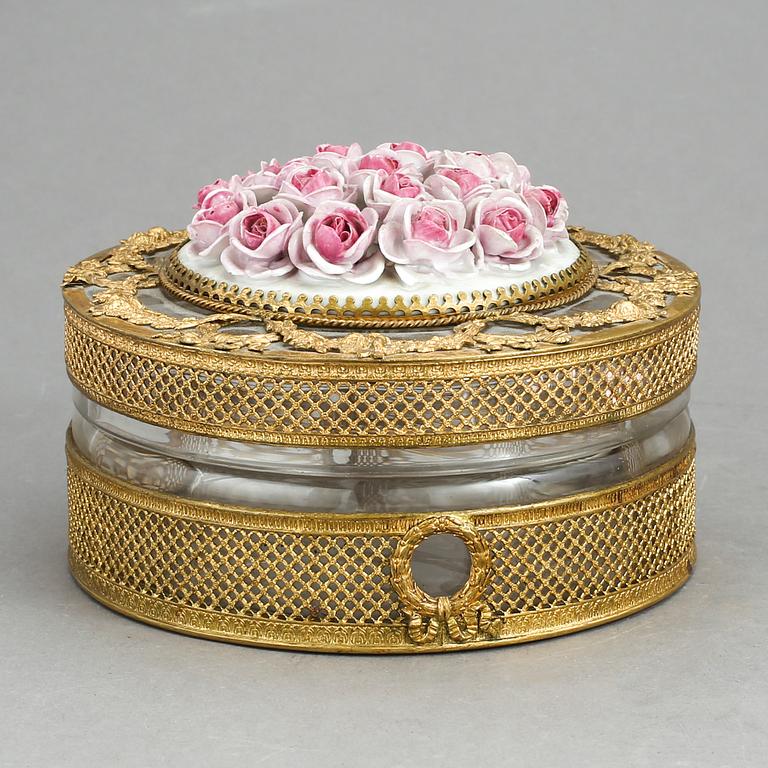 SKÅL MED LOCK, gustaviansk stil, omkring år 1900.
