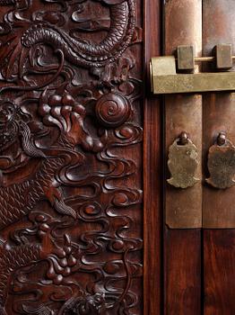 A large Imperial Hongmu compound cabinet, Qingdynasty, 19th century.