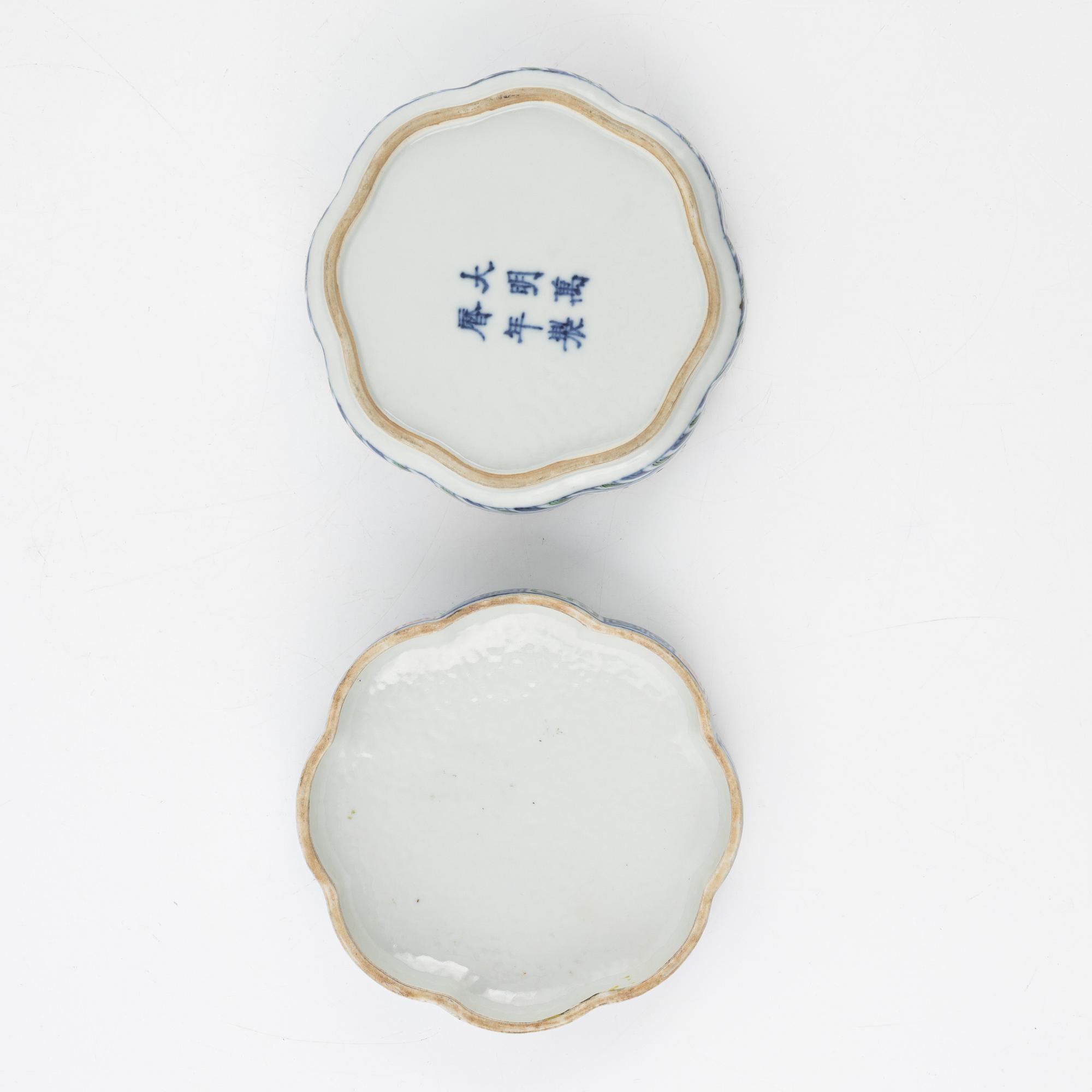 Ask med lock, porslin. Kina, Möjligen republik.