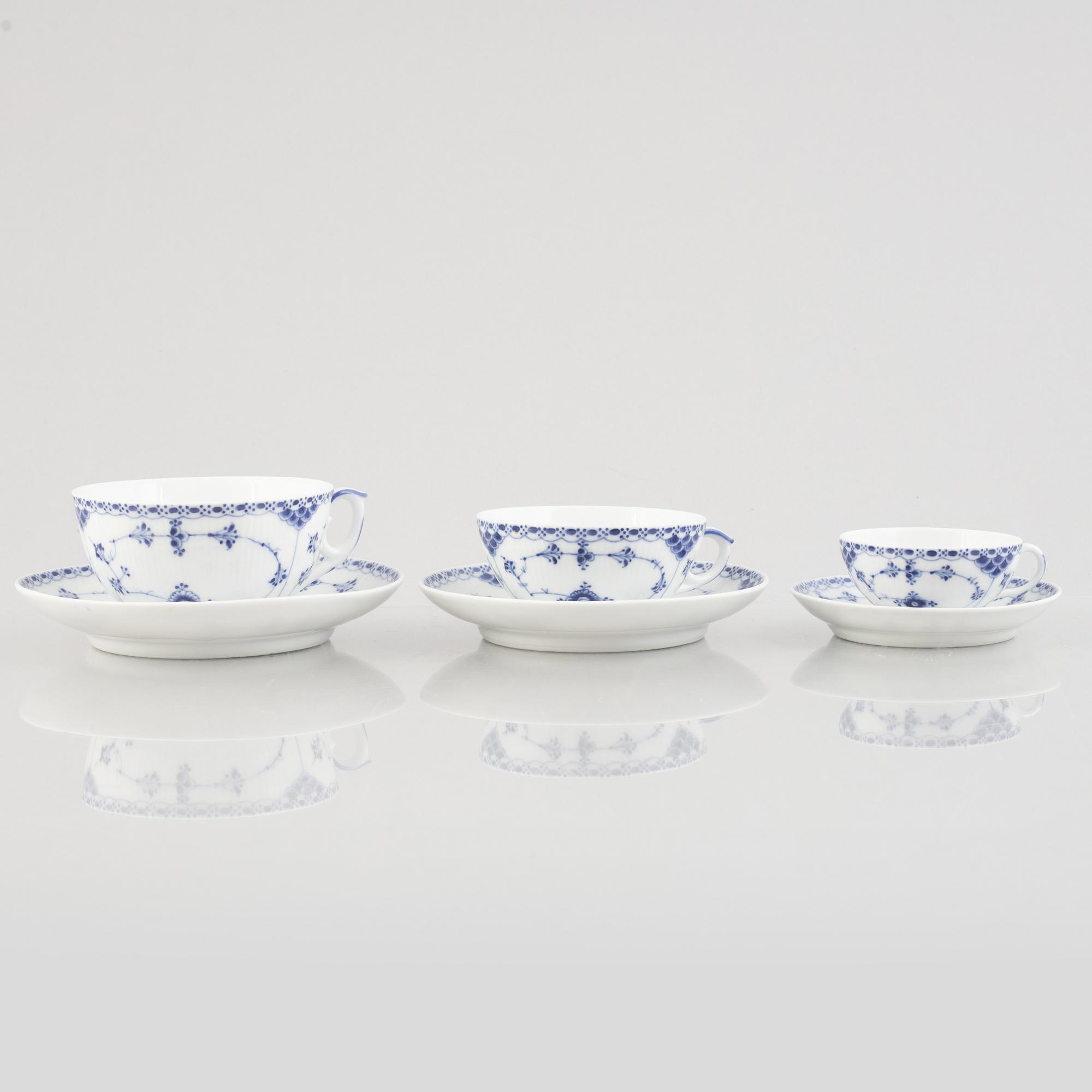 A group of three 'Blue Fluted Half Lace' / 'Musselmalet' tea cups with saucers, Royal Copenhagen, 1893-1900.