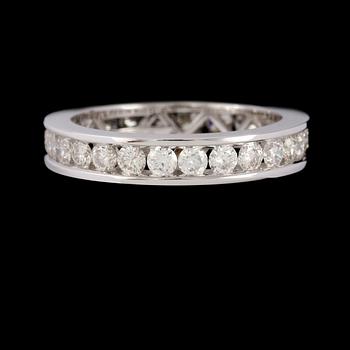 RING, 18k vitguld med 26 briljantslipade diamanter, ca 1.51 ct. Vikt 4 g.
