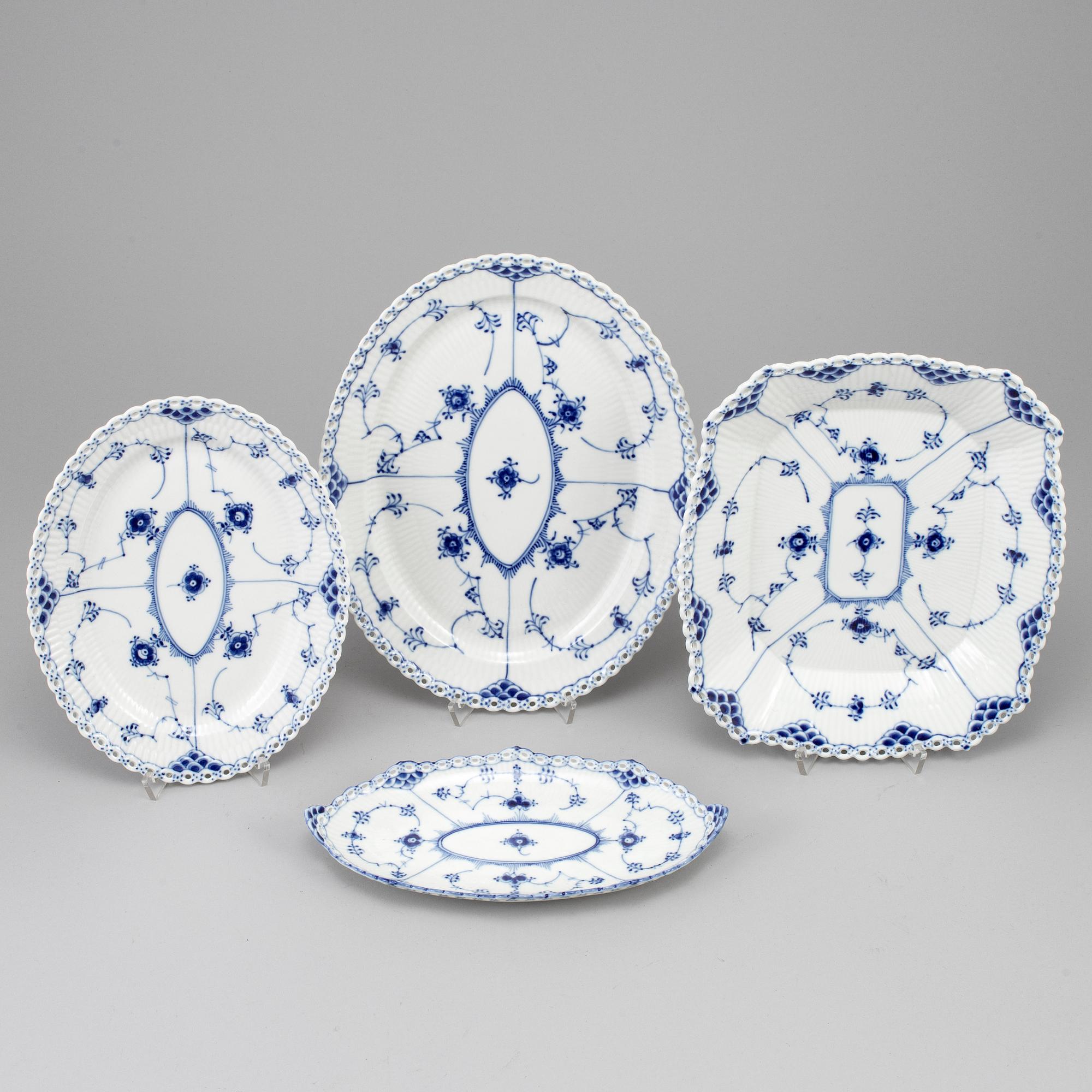 ROYAL COPENHAGEN, mat- och kaffeservis, 71 delar, porslin. "Musselmalet".