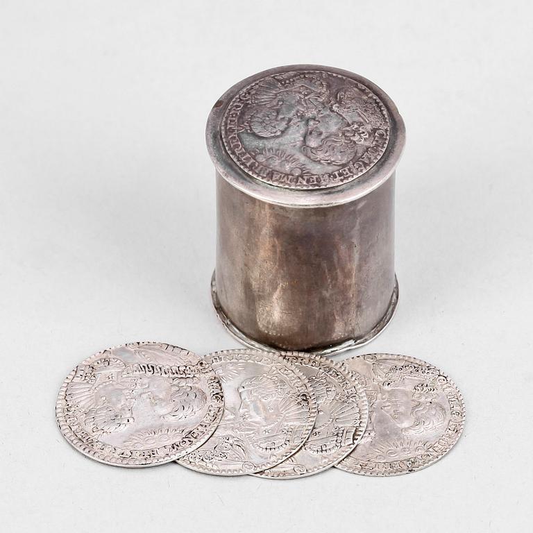 MYNT samt DOSA, 5 delar, silver,bröllopsmynt över Karl I och Henrietta Maria av England, dat 1625. Vikt 24,9g.