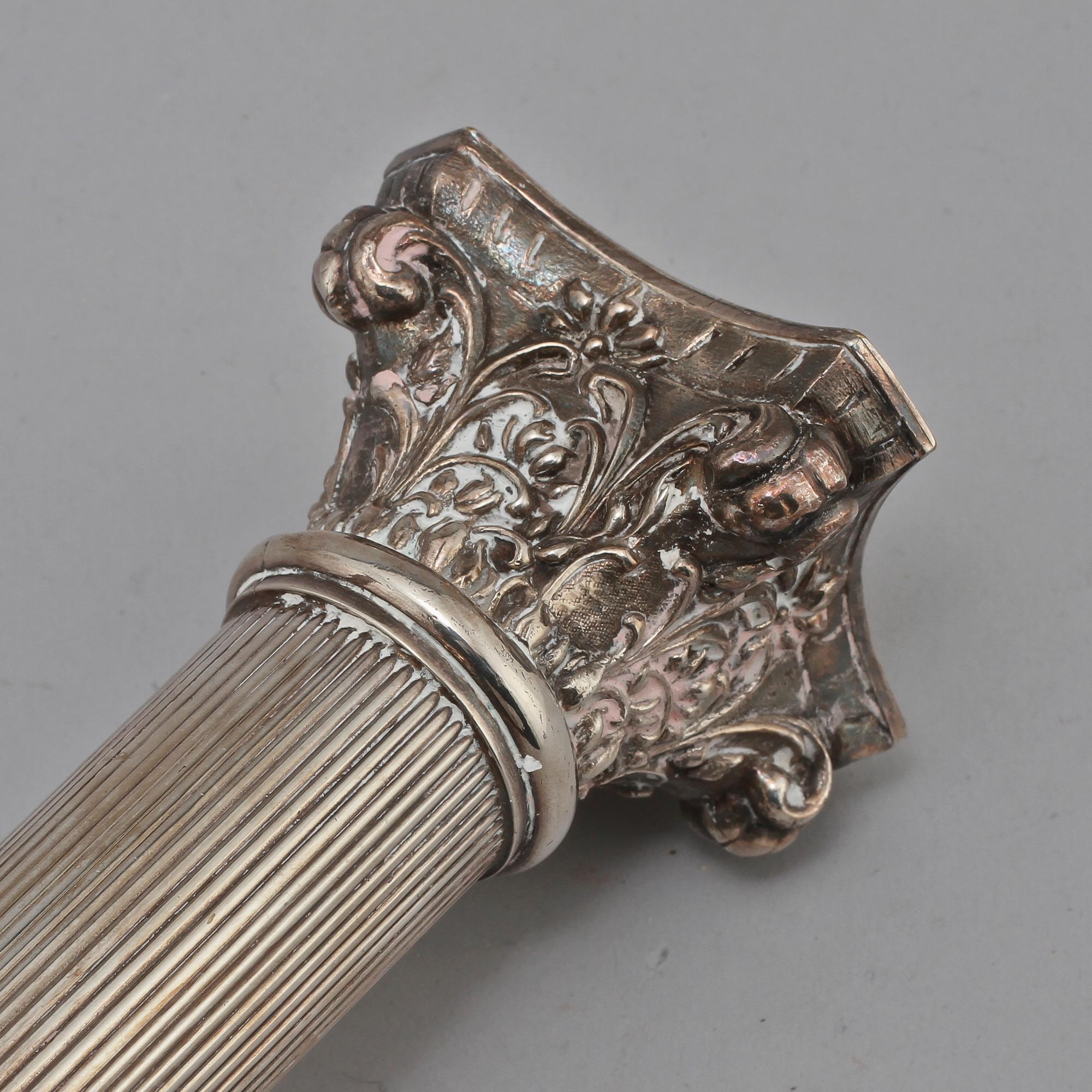 KOLONNLJUSSTAKAR, ett par, nysilver, omkring 1900.