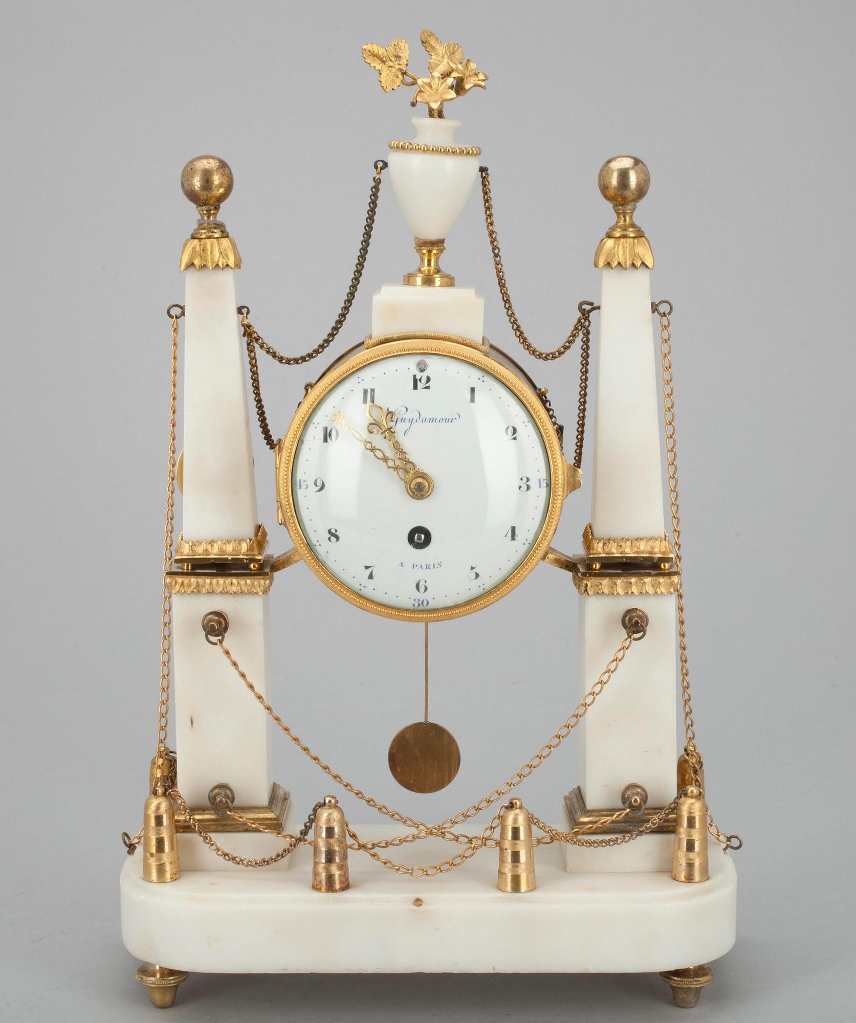 BORDSPENDYL, brännförgylld  brons samt marmor, Louis- seize, Frankrike 1700-talets slut.