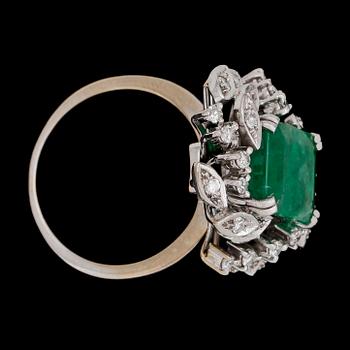 A step cut emerald ring, app. 3.50 cts, with diamonds, tot. app. 0.50 cts.