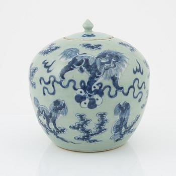 A porcelain jar, Qingdynasty, circa 1900.