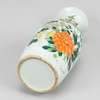 A large vase, China, 20th Century.