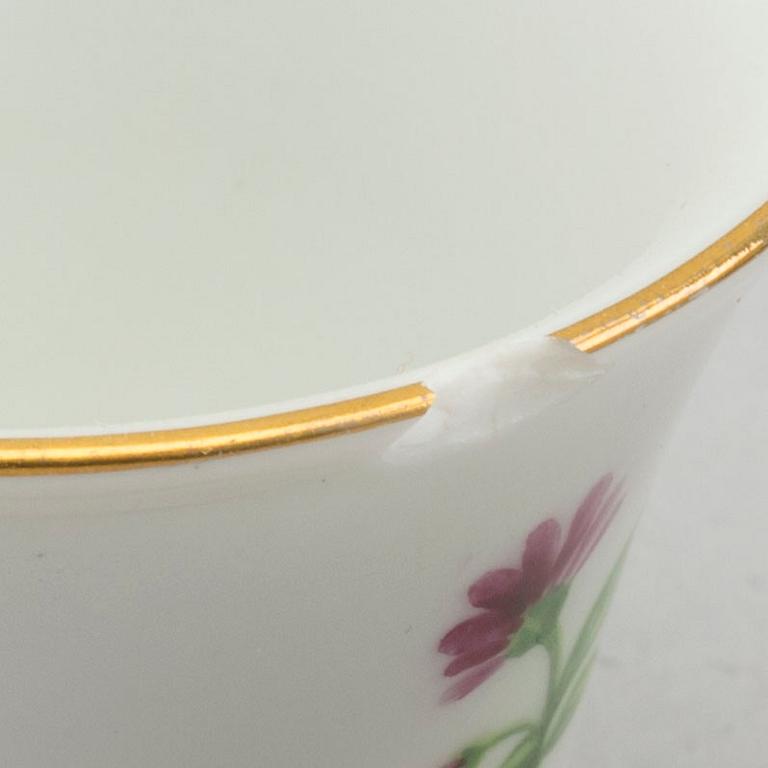 A 83 PIECES "HENRIETTE" DINNER SERVICE IN POCELAIN BY ROYAL COPENHAGEN, Denmark.