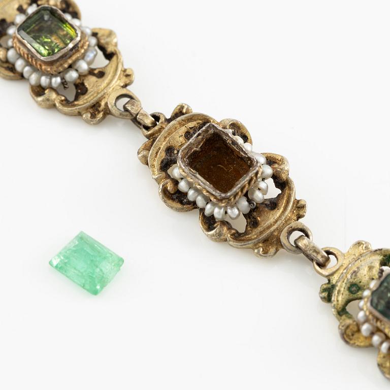Armband silver med färgstenar och pärlor.