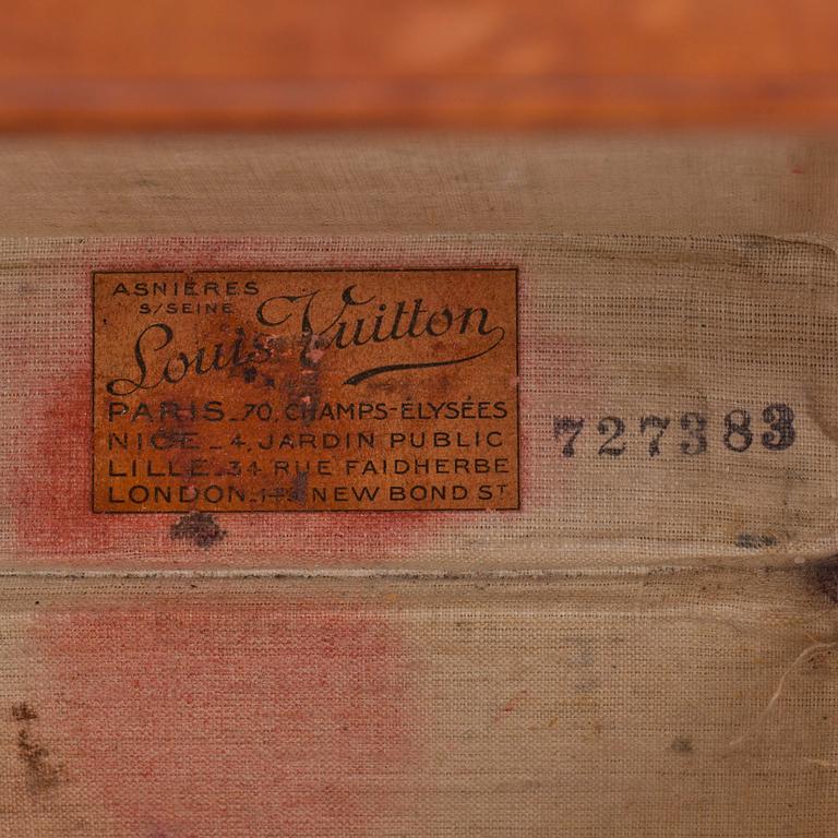LOUIS VUITTON, a brown leather suitcase from around 1910.