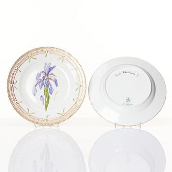 A set of 12 Royal Copenhagen 'Flora Danica' dinner plates, Denmark, 20th Century.