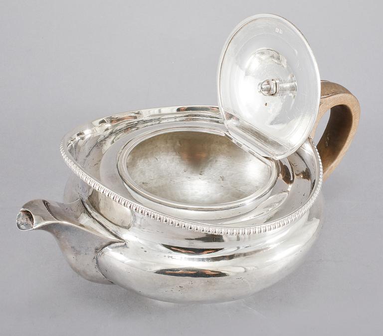 TEKANNA, silver, London, oidentiferad mästarstämpel, 1807, vikt 777 g.