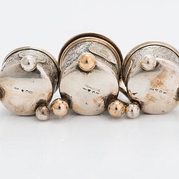 Saltkar och dryckeskanna i miniatyr, silver, C G Hallberg, Stockholm 1900-1904. I original ask.