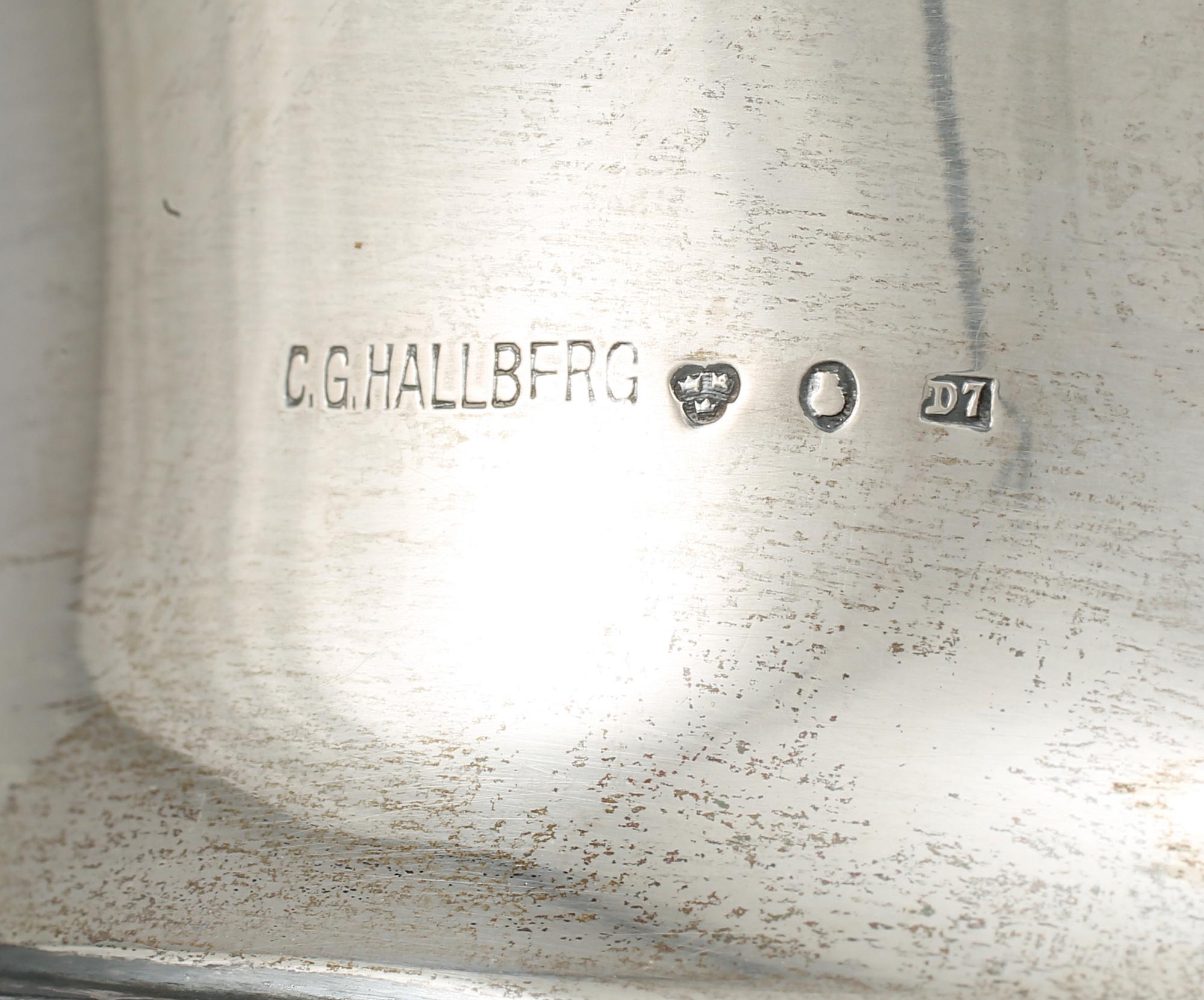 POKALER, 2 st snarlika, silver, C.G Hallberg, Stockholm, 1906 och 1907. Vikt 915 g.