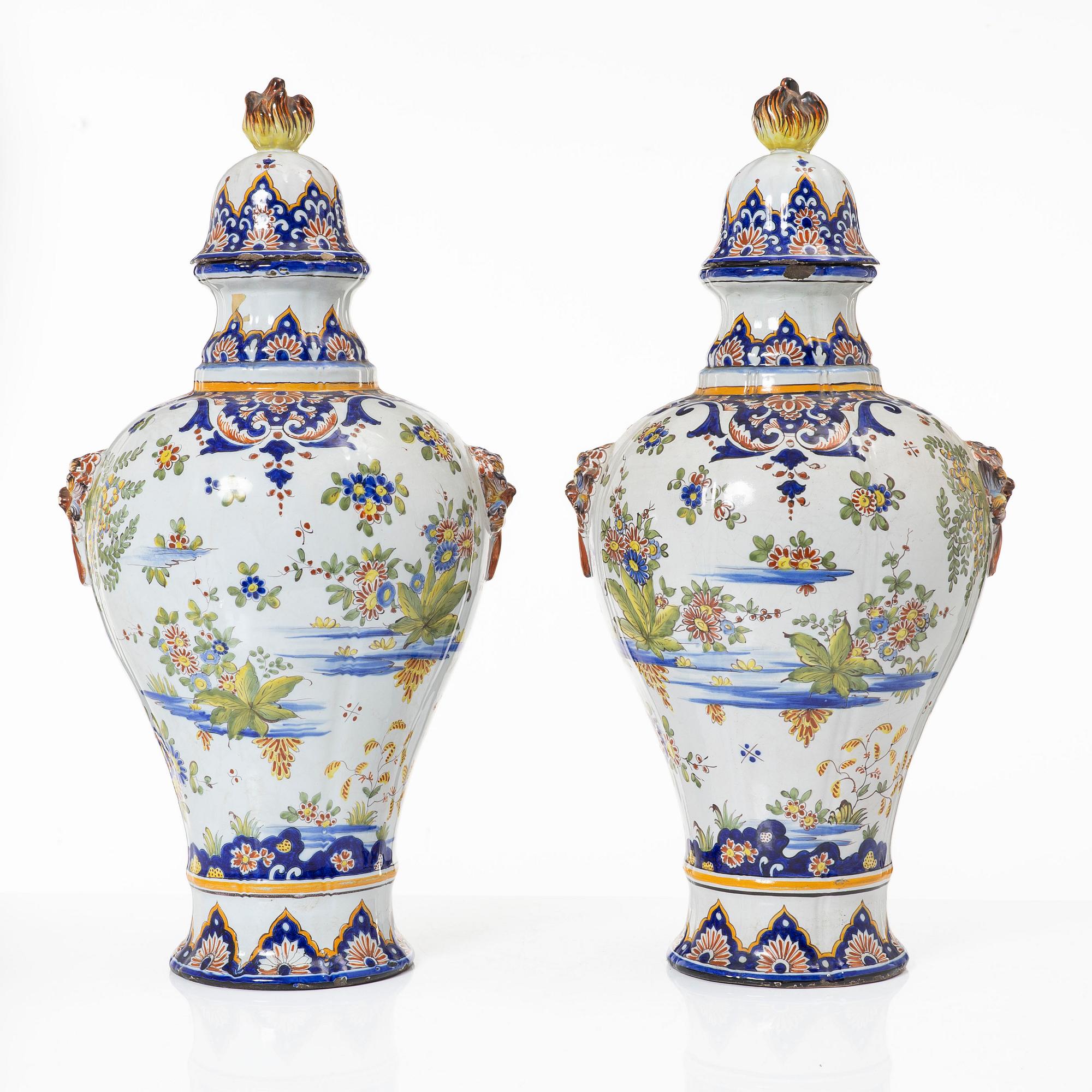 Urnor med lock, fajans, Frankrike, 1800-tal.