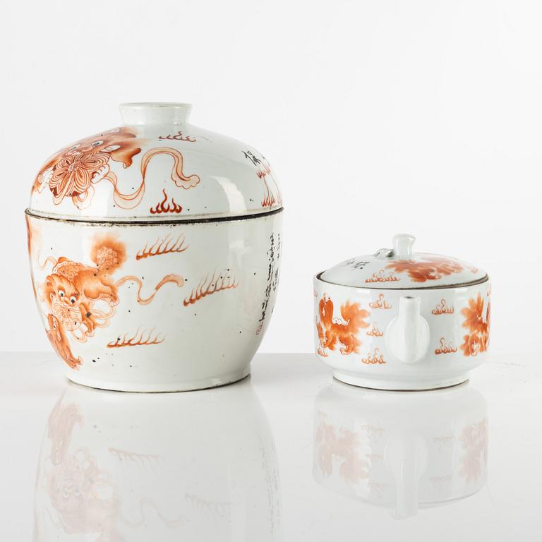 A Chinese porcelain jar with cover and a teapot, late Qing dynasty, 19th century.