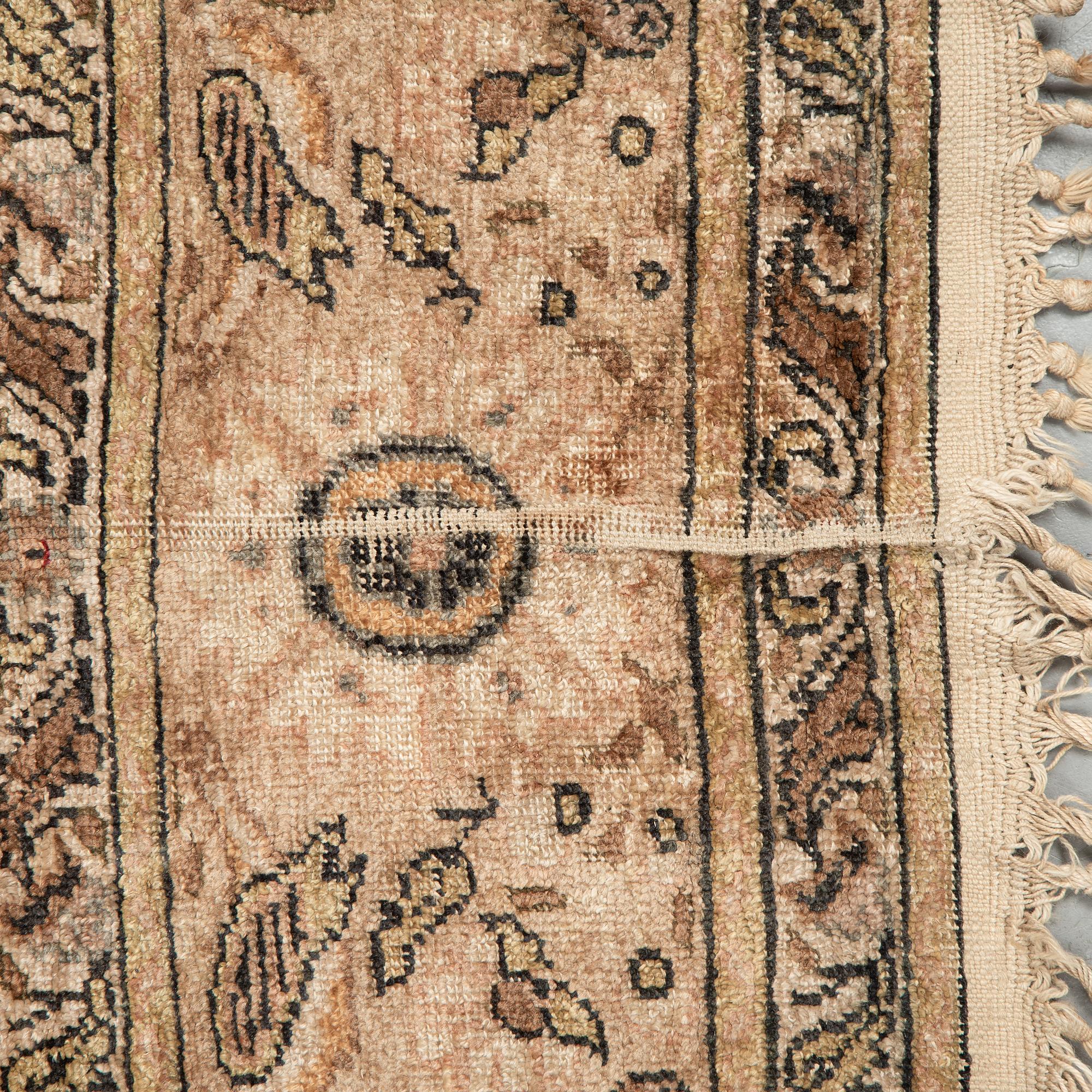 A rug, a semi-antique Kayseri, ca 180-182,5 x 121,5-125,5 cm (as well as the ends with 2 and 3 cm flat weave).