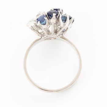 Ring, 18K white gold set with octagon-cut diamonds and sapphires.