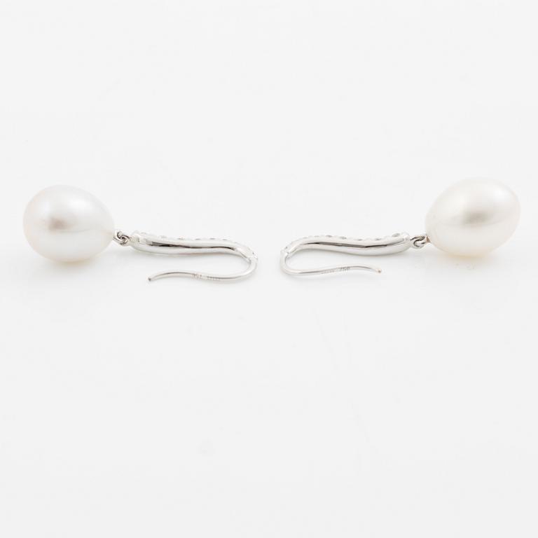 Earrings 18K white gold with cultured pearls and round brilliant-cut diamonds.