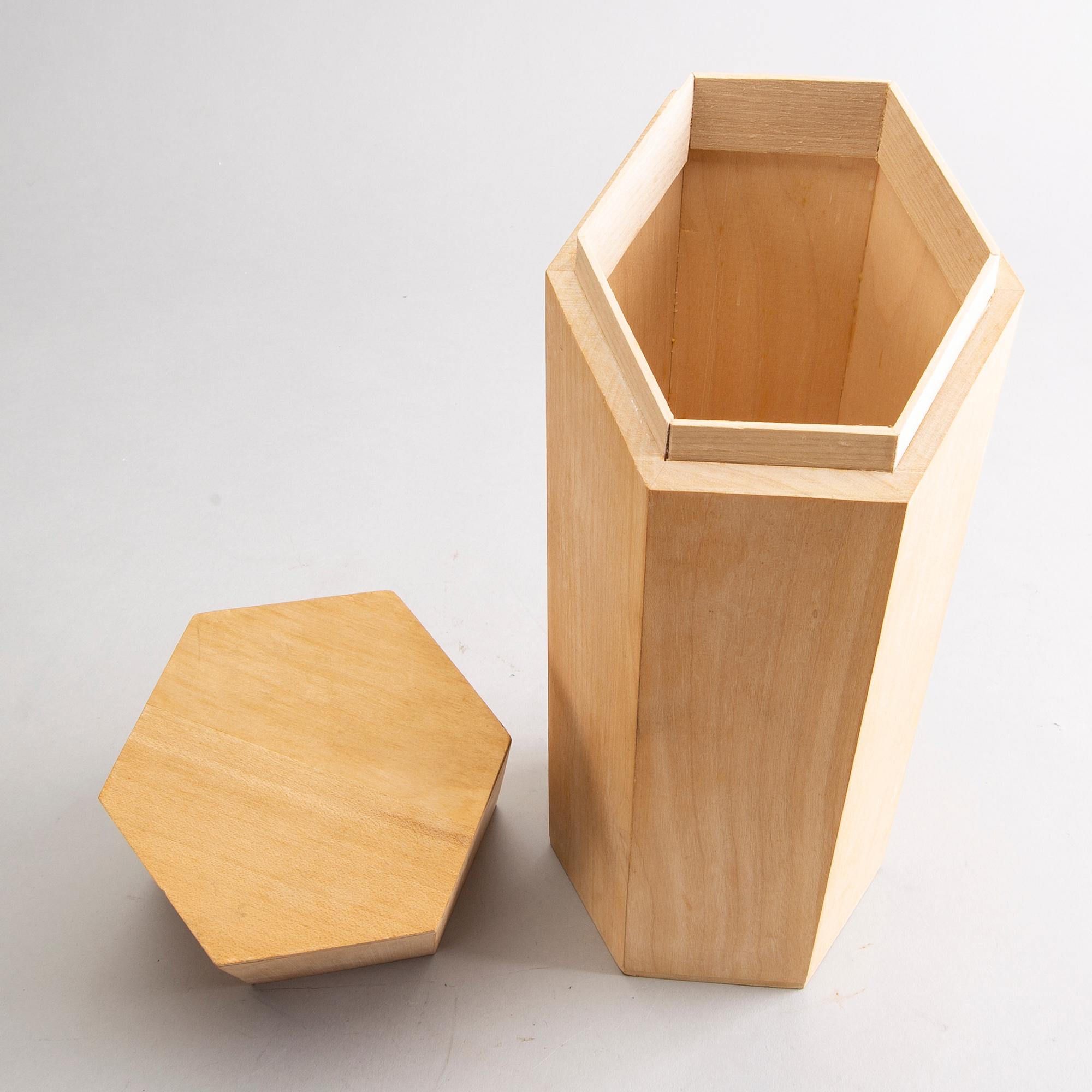 AN OLOF PIRA BOX WITH LID.