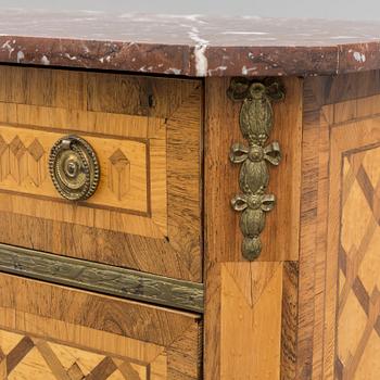 A CHEST OF DRAWERS, gustavian-style, first half of the 20th century.