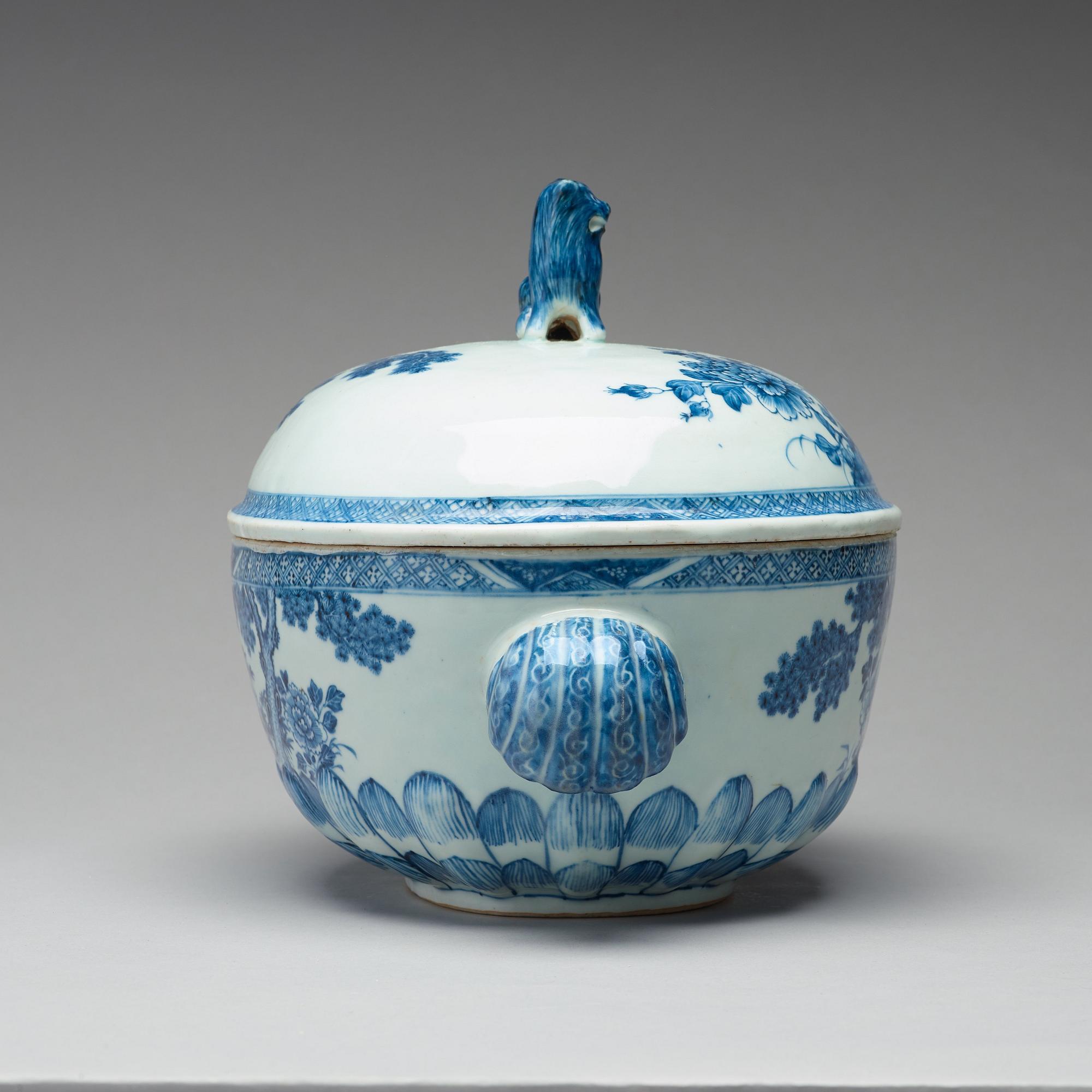 A blue and white tureen with cover, Qing dynasty, Qianlong (1736-95).