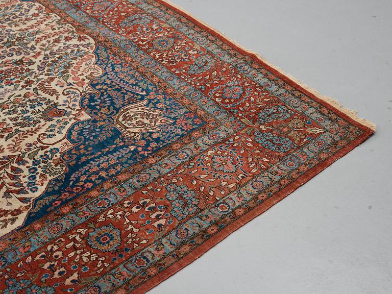 A carpet, a semi-antique Qum, ca 380,5-387,5 x 250,5-259,5 cm.