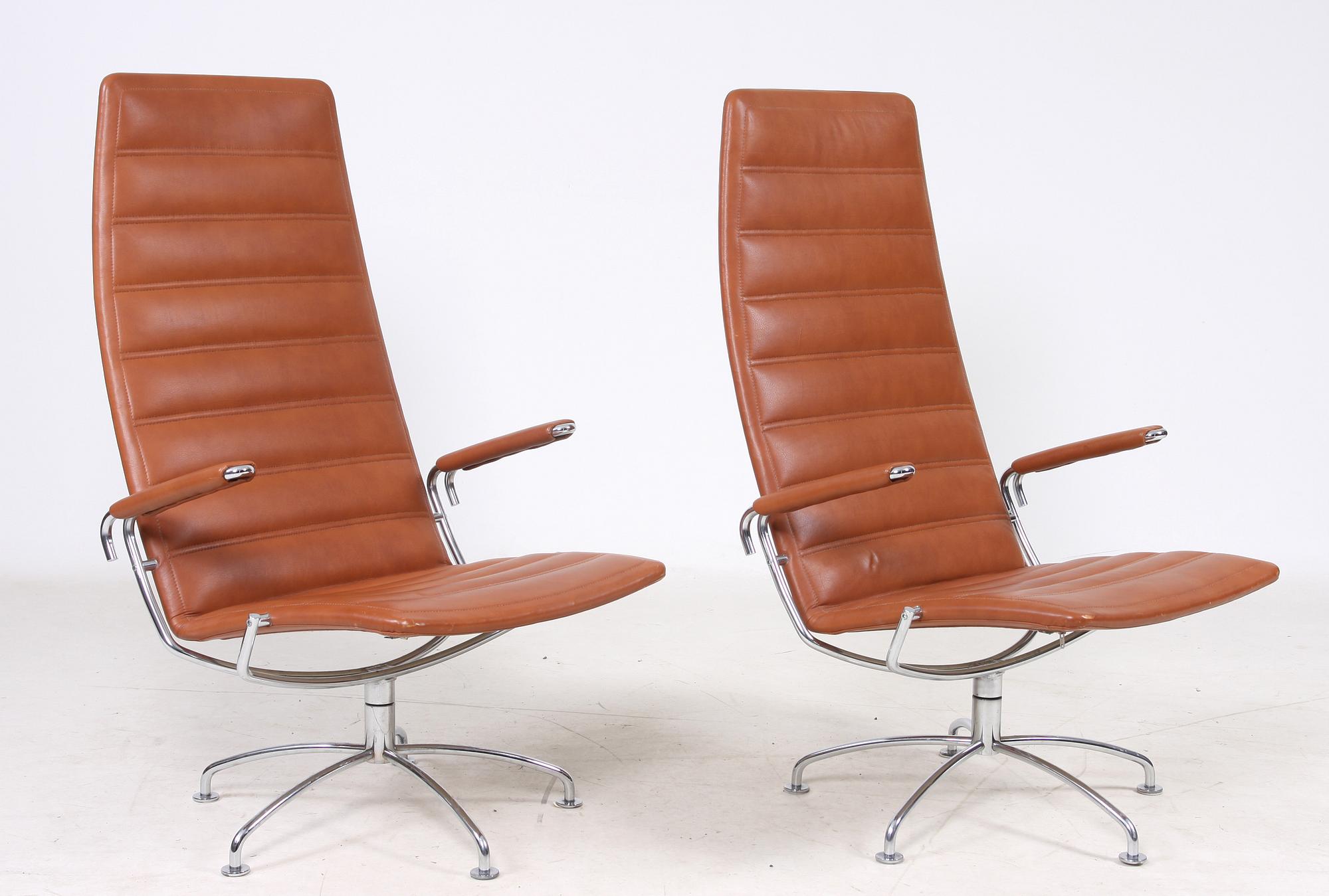 FÅTÖLJER, ett par samt BORD, "SAS Chair / 38/39 Series", Jens Ammundsen för Fritz Hansen, etikettmärkta, 1979.