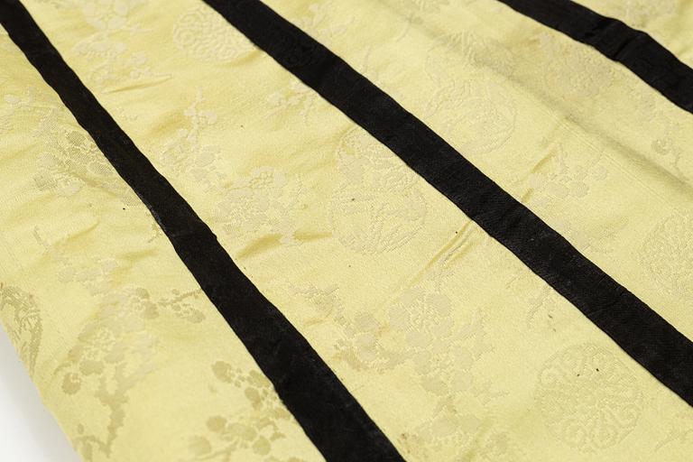 A yellow silk skirt 'Qun', Qing dynasty, 19th century.