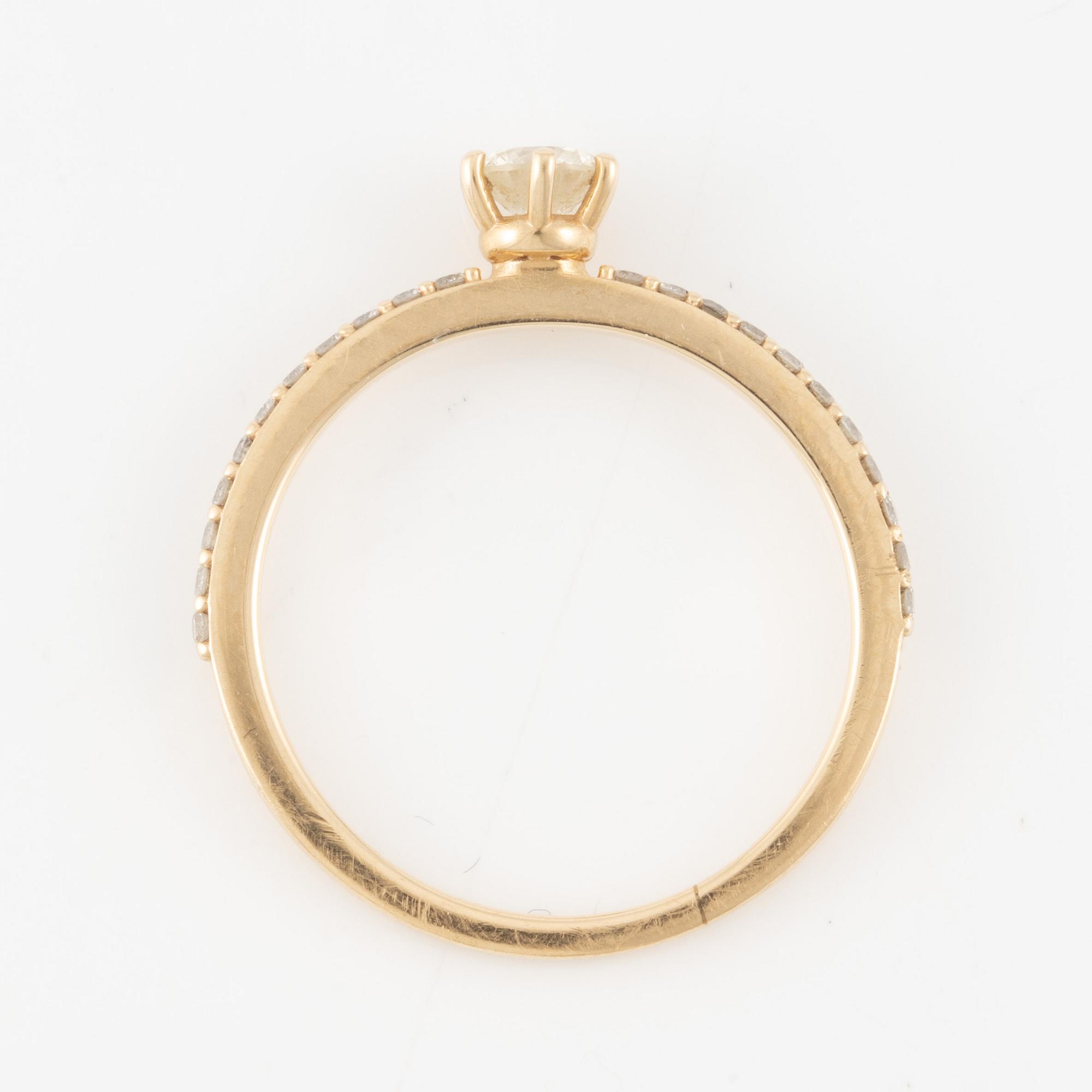 Ring in 14K gold set with brilliant-cut diamonds.
