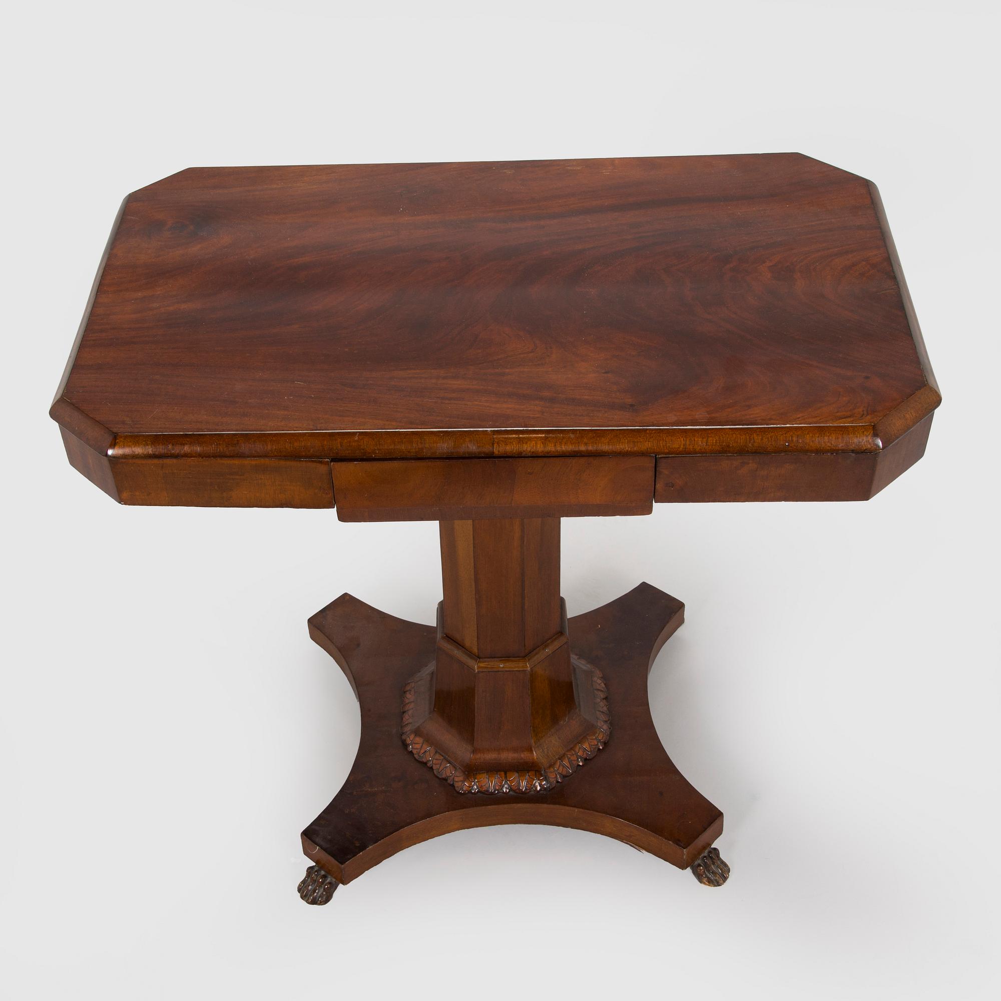 Sohva ja pöytä, biedermeier-tyyli, 1800-luvun loppupuoli.