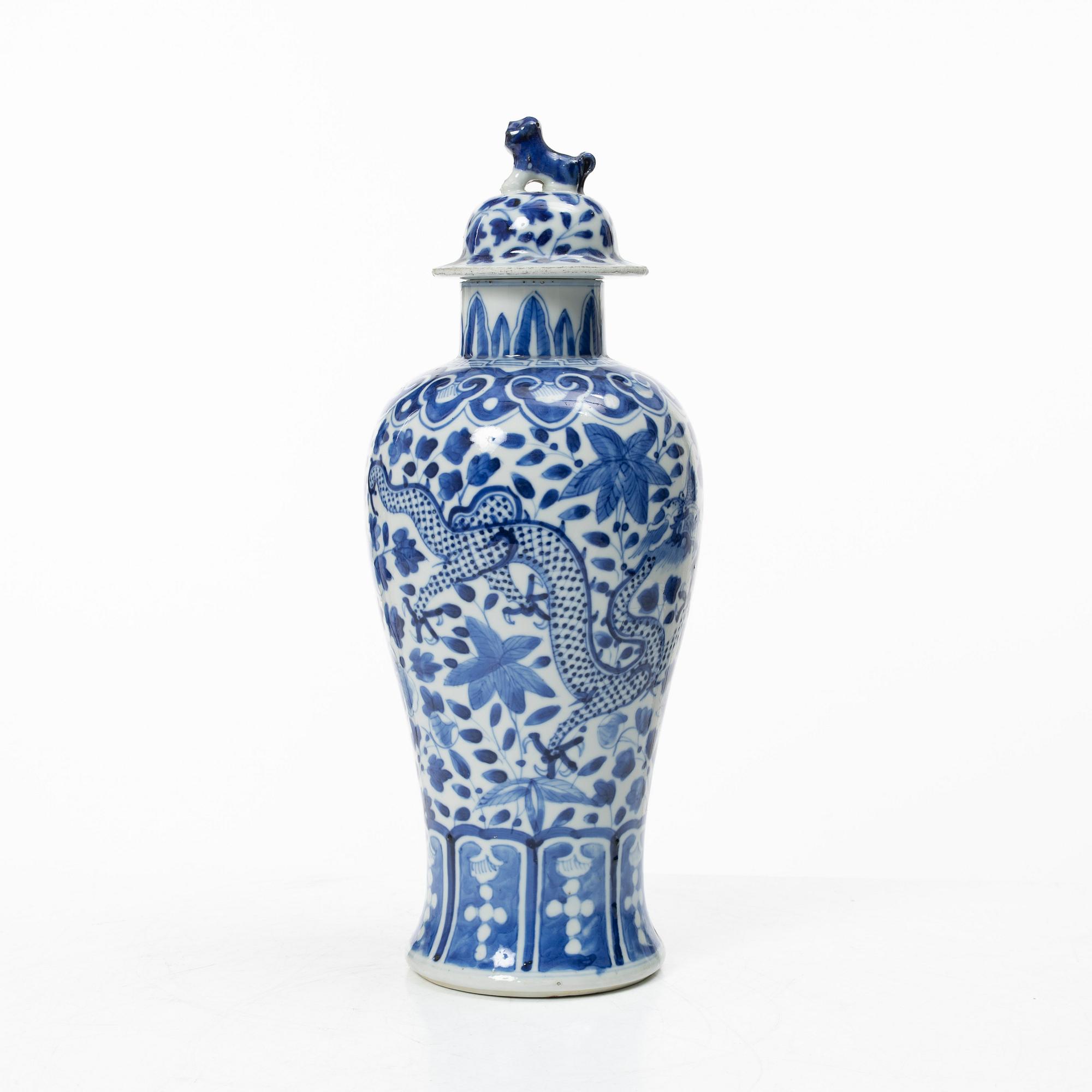 Urna med lock, porslin, Kina, Qingdynastin, 1800-tal.