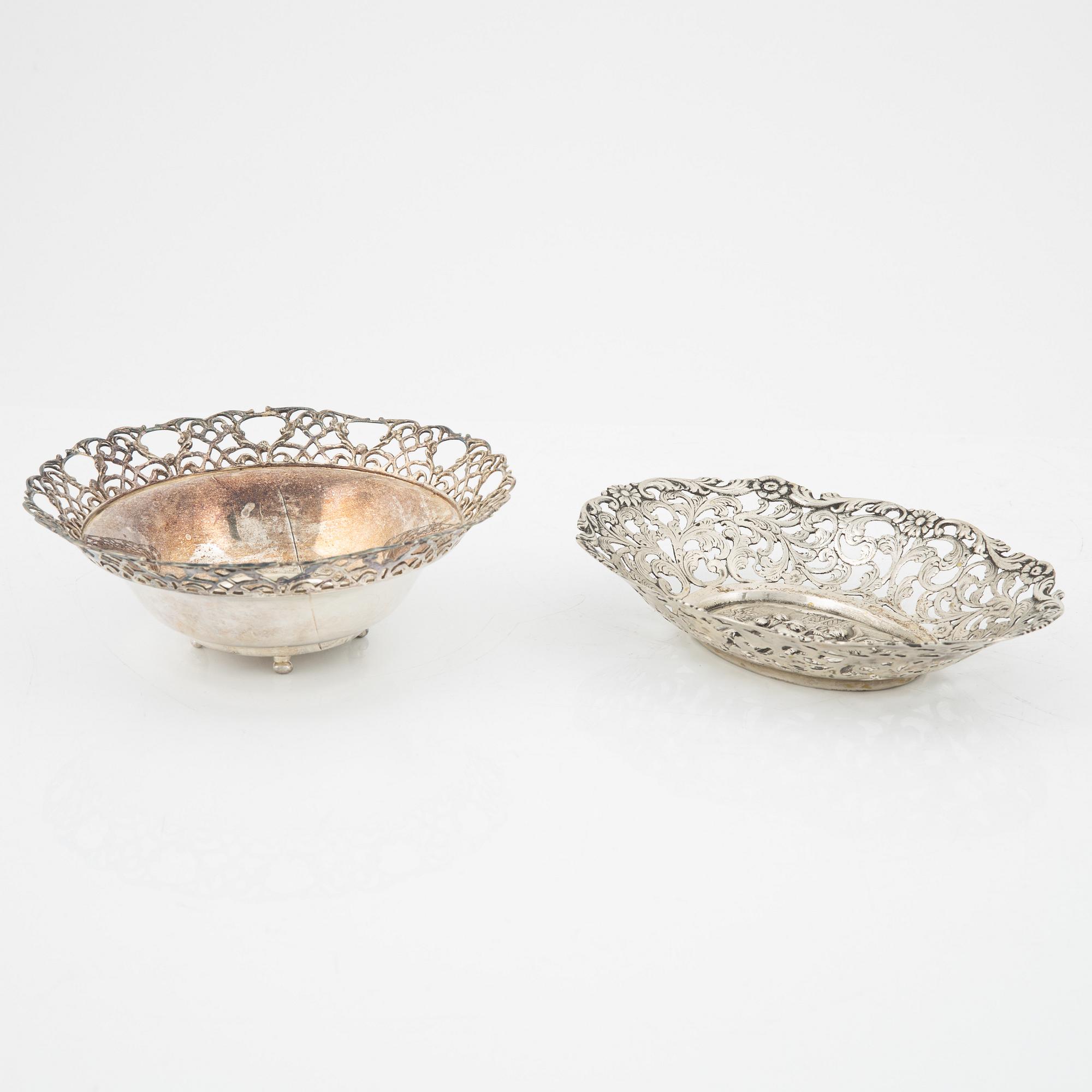 Korgar två st och sked silver, saltkar med silvermontering, 1900-tal.