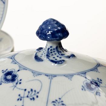 Royal Copenhagen, servisdelar, 9 st, "Musselmalet halvblonde", Danmark.