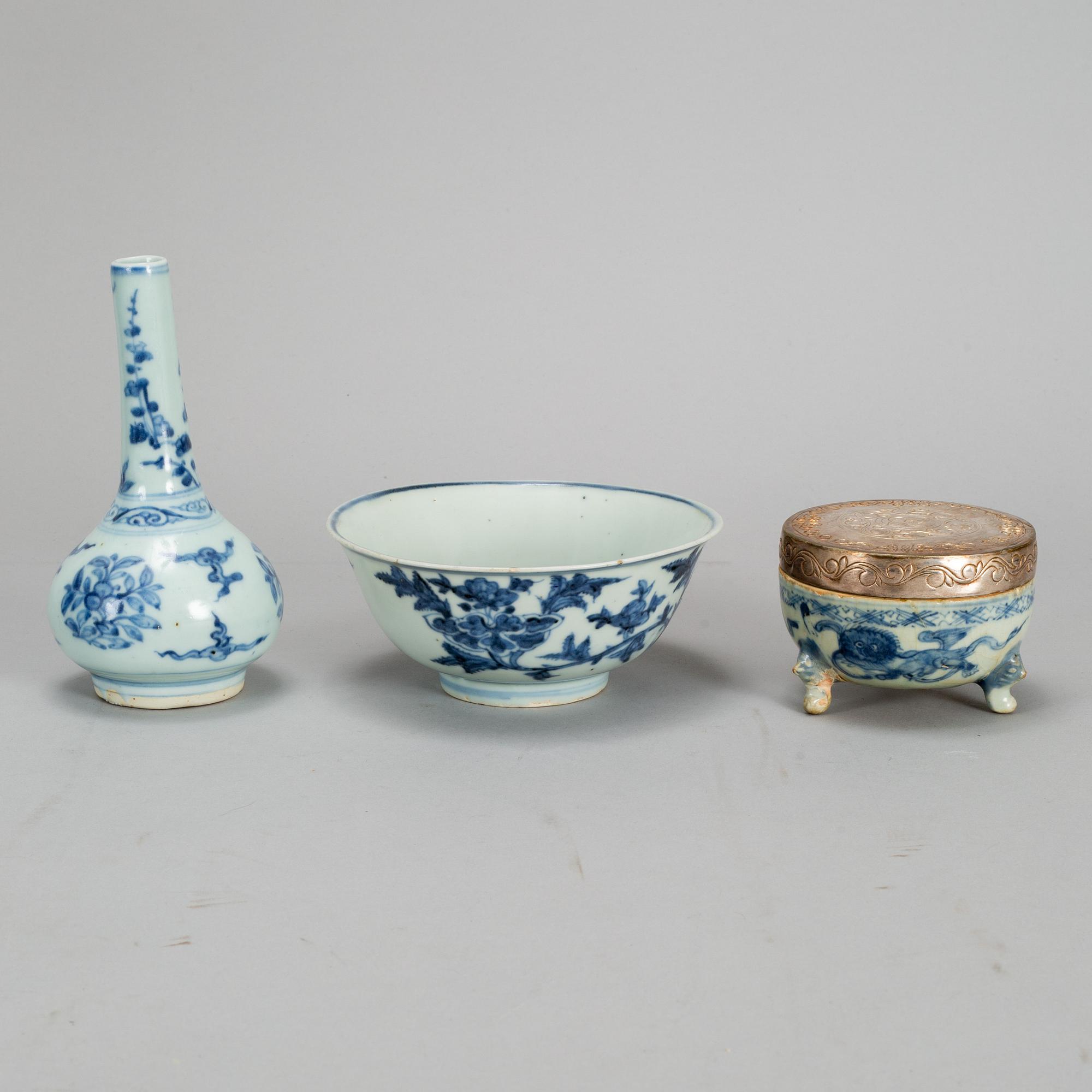 A group of blue and white porcelain, Ming dynasty, 17th Century. (3 pieces).