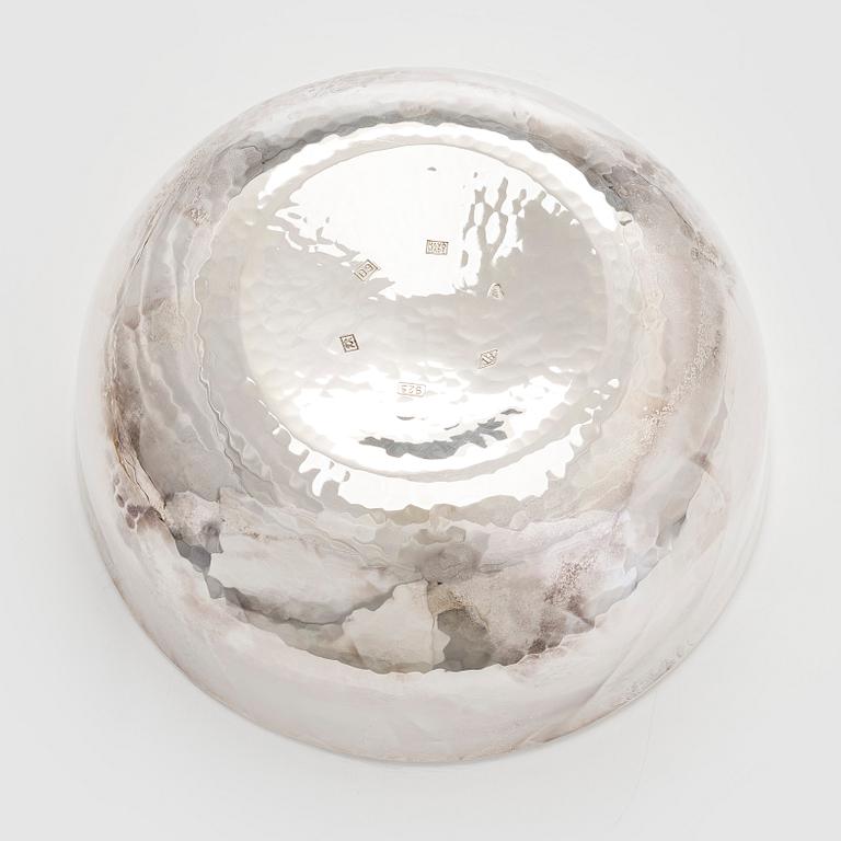 A. Tillander, skål, sterlingsilver och emalj, Åbo 2005.