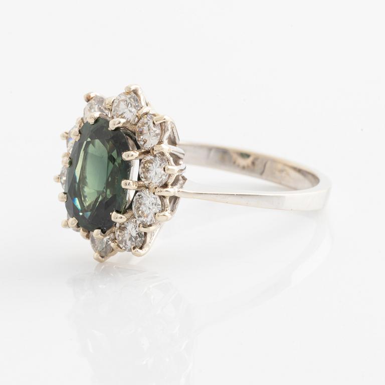 18K white gold with green sapphire and brilliant-cut diamond ring.