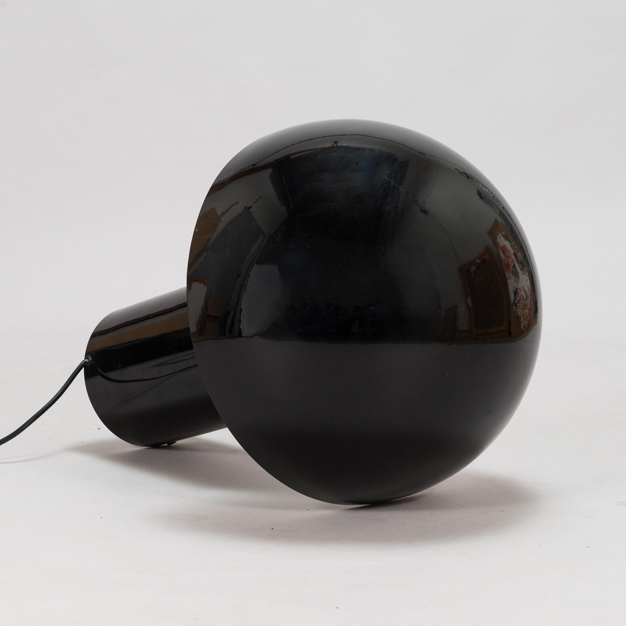 Vico Magistretti, pöytävalaisin, "Atollo", Oluce. Muotoiltu 1977.