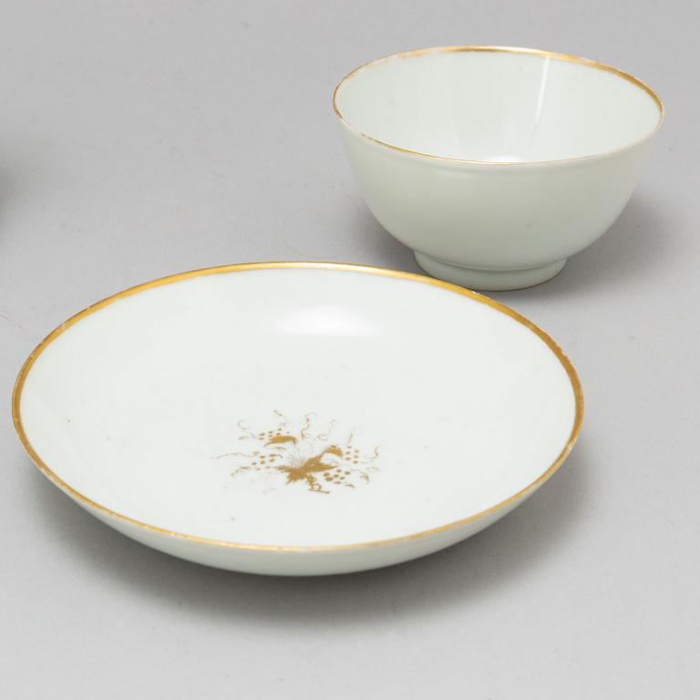 Six gilded export porcelain bowls with saucers, Qing dynasty, 18th century.