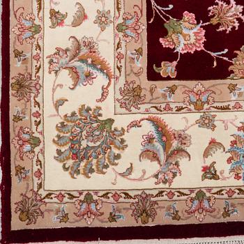 A CARPET Tabriz, part silk, ca 301 x 195 cm.