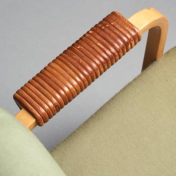 Alvar Aalto, a pair of model nr 48 laminated birch and leather easy chairs, Oy Huonekalu- ja Rakennustyötehdas for Artek, Finland.