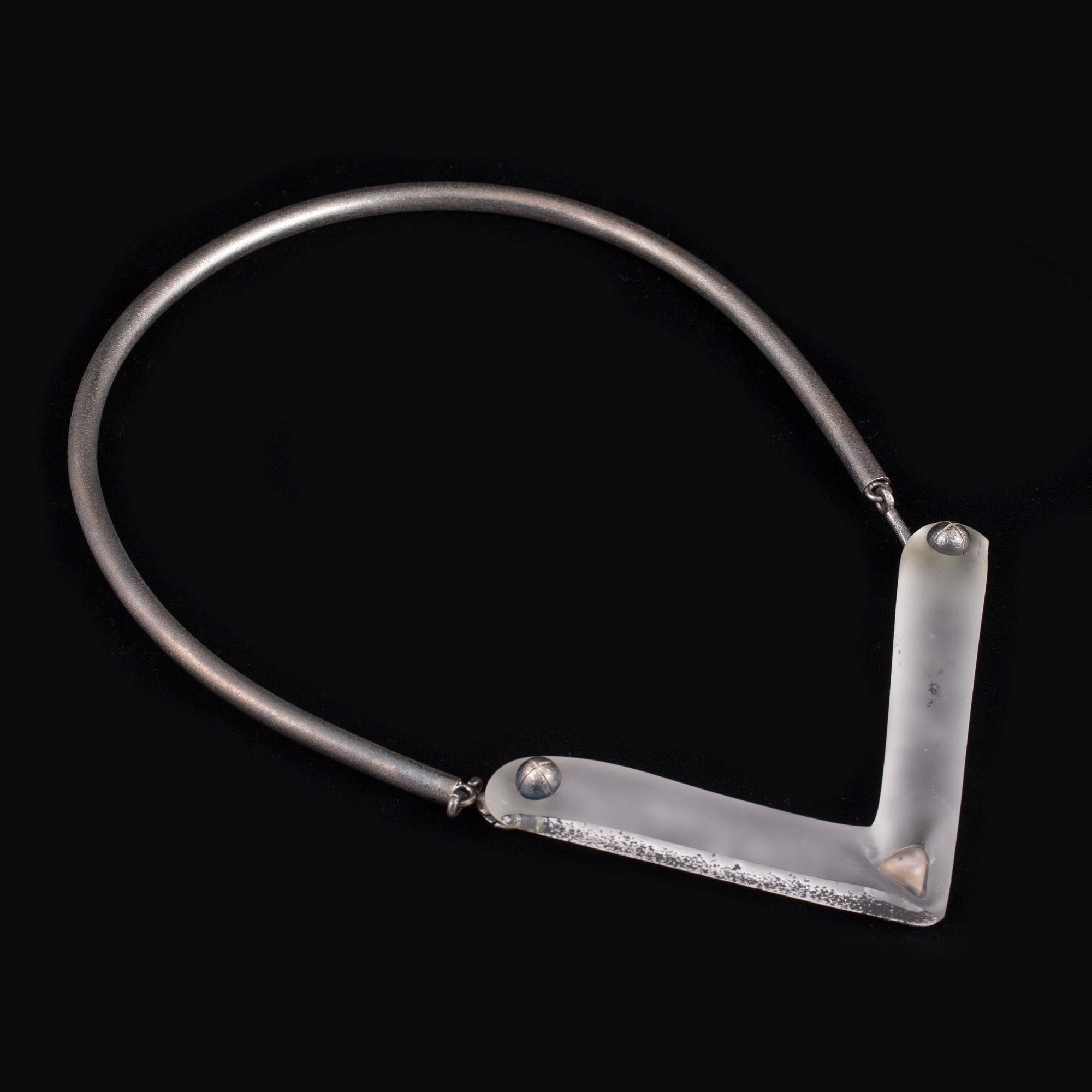 HALSSMYCKE, glas och silver, Halo, Monika Backström, Kosta Boda.