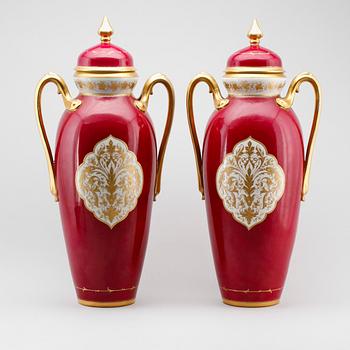 LOCKURNOR, 1 par, porslin, möjligen Frankrike 1900-talets första hälft.